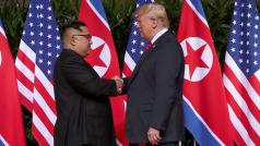 Historické podání ruky: Kim Čong-un a Donald Trump si poprvé hledí tváří v tvář.