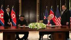 Historický moment: Kim Čong-un a Donald Trump podepisují společnou deklaraci. Po pravici Kima jeho sestra Kim Jo-čong, po levici Trumpa šéf americké diplomacie.