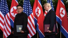 S deklarací v ruce: Kim Čong-un a Donald Trump před objektivy reportérů po podpisu společného prohlášení, výsledku dlouho očekávaného historického summitu v Singapuru.