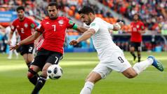 Uruguayský útočník Luis Suárez v šanci, brání ho Egypťan Ahmed Fathy.