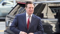 Paul Manafort přichází před soud ve Washingtonu