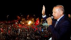 Erdogan se zdraví s příznivci a voliči před sídlem své strany v hlavním městě.