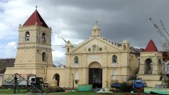 Kostel ve filipínském městě Balangiga (na fotografii poškozený tajfunem v roce 2013), ze kterého odvezli američtí vojáci zvony během filipínsko-americké války.
