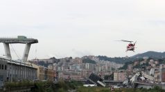 Záchranný vrtulník hlídkuje v oblasti, do které se zřítil most