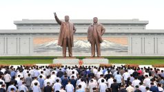 Severokorejci u pomníku Kom Ir-sena a Kim Čong-ila (ilustrační foto).