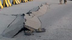 Zemětřesení na indonéském ostrově Lombok zničilo i silnici.