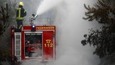 Nměečtí hasiči bojují s lesním požárem. (ilustrační foto)