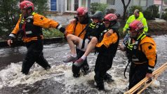 Záchranáři ve městě River Bend v Severní Karolíně pomáhají lidem při úderu hurikánu Florence