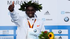 Eliud Kipchoge v cíli berlínského maratonu