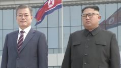 Jihokorejský prezident Mun Če-in (vlevo) a vůdce Severní Koreje Kim Čong-un