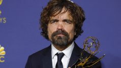 Herec Peter Dinklage získal cenu Emmy v kategorii nejlepší herec ve vedlejší roli v dramatickém seriálu. Dinklage hraje ve Hře o trůny Tyriona Lannistera.