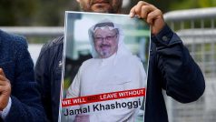 Muž protestuje před saudskoarabskou ambasádou s fotografií novináře Džamála Chášakdžího