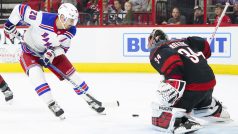 Český brankář Caorliny Petr Mráze dostává gól od útočníka New Yorku Rangers Chrise Kreidera.