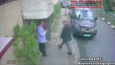 Údajný příchod Džamála Chášakdžího na saúdskoarabský konzulát v Istanbulu, jako ho zachytila bezpečnostní kamera. Snímek byl publikován tureckými médii. Video ale neukazuje, že by novinář z konzulátu odešel.