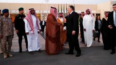 Americký ministr zahraničních věcí Mike Pompeo při odletu ze Saúdské Arábie.