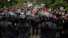 Tisíce lidí z takzvané karavany migrantů byly zablokovány na pohraničním mostě mezi Guatemalou a Mexikem