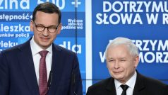 Předseda PiS Jaroslaw Kaczyński (vlevo) a premiér Mateusz Morawiecki regagují na odhady výsledků voleb.