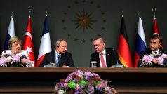 Angela Merkelová, Vladimir Putin, Recep Tayip Erdogan a Emmanuel Macron na summitu v Istanbulu