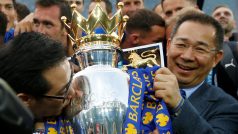 Vičaj Srivadtanaprapch s trofejí pro vítěze Premier League, kterou Leicester získal v roce 2016