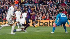 Luis Suárez při své první trefě v El Clasicu