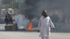 Radikální muslimové vyšli do ulic velkých pákistánských měst. Demonstranti na protest také zapalovali pneumatiky