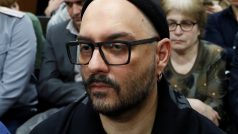 Ruský filmař a divadelník Kirill Serebrennikov u soudu v Moskvě (foto z roku 2018