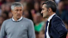 Fotbalový kouč Barcelony Ernesto Valverde (vpravo) končí. Nahradí ho Quique Setién, bývalý trenér Betisu Sevilla. Oba se potkali například na zápasu obou klubů v listopadu 2018