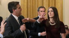 Novinář CNN Jim Acosta bojující o mikrofon