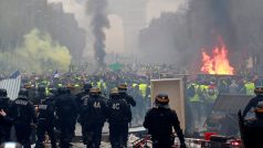 Přes 106 tisíc lidí podle francouzského ministerstva vnitra demonstrovalo v sobotu ve žlutých vestách po celé Francii proti plánu vlády zvýšit od ledna ceny pohonných hmot