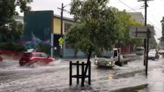 Auta v australském Sydney projíždí zatopenými ulicemi