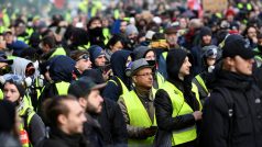 Podle policejní mluvčí bylo dopoledne u Champs-Élysées asi 1500 lidí, britská BBC uvádí až 5000 účastníků.