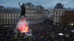 Demonstranti se shromažďují na pařížském náměstí Republiky