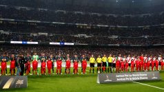 Fotbalisté Boca Juniors a River Plate před zápasem o Pohár Osvoboditelů, který se nakonec odehrál v Madridu