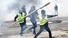 „Žluté vesty“ během protestů v Nantes.