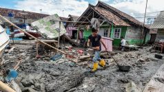 Místní odstraňují následky tsunami v indonéském Bantenu