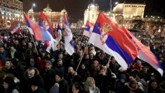 Manifestanti prošli v poklidu centrem srbské metropole s transparenty, hvízdali na píšťalky a skandovali „Vučić - zloděj!“
