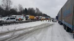 Na 99. kilometru D1 směrem na Prahu se srazilo deset nákladních aut, autobus a dvě nákladní auta.