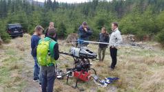 Tým expertů okolo helikoptéry, kterou skenují Žofínský prales.
