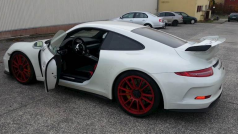 V aukci se bude dražit osobní automobil Porsche 911 GT 3