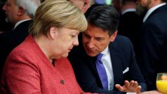 Německá kancléřka Angela Merkelová a italský premiér Giuseppe Conte při rozhovoru v Davosu
