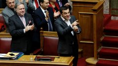 Řecký premiér Alexis Tsipras a členové jeho vlády tleskají po úspešném schálení dohody o změně názvu sousední Makedonie