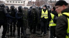 V Paříži zasahovala policie především na náměstí Bastily, kde se sešly čtyři různé průvody.