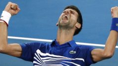 Novak Djoković slaví vítězství na Australian Open.