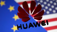 Logo společnosti Huawei, na pozadí americká a evropská vlajka (ilustrační foto)
