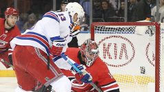 Petr Mrázek při zápase proti New York Rangers