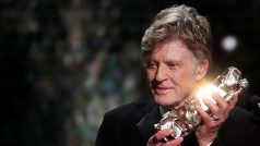 Americký herec a režisér Robert Redford dostal na galavečeru v Paříži čestného Césara