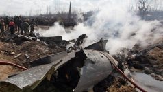 Mluvčí pákistánské armády uvedl, že protivzdušná obrana sestřelila nad pákistánským územím dvě indická vojenská letadla
