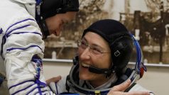 Americká astronautka Christina Kochová a její americký kolega Nick Hague