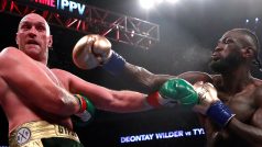 Tyson Fury (vlevo) a Deontay Wilder (vpravo) si zopakují vzájemný souboj