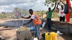 Lidé připravují jídlo poté, co se Guara Guara v Mozambiku přehnal tropický cyklon Idai